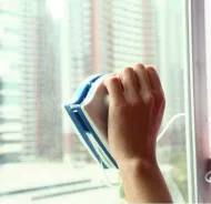 Oboustranný magnetický čistič oken