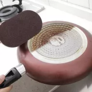 Magická houbička na mytí připáleného nádobí
