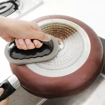 Magická houbička na mytí připáleného nádobí